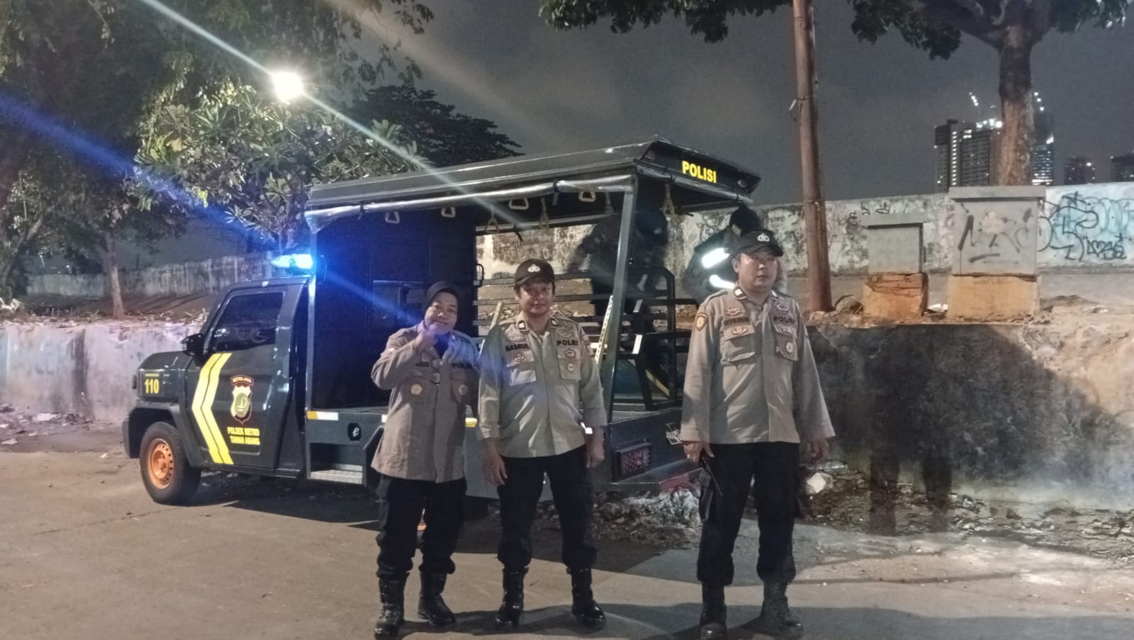 Jaga Kamtibmas hingga Dini Hari, Polwan Polsek Metro Tanah Abang Pimpin Patroli Mobile