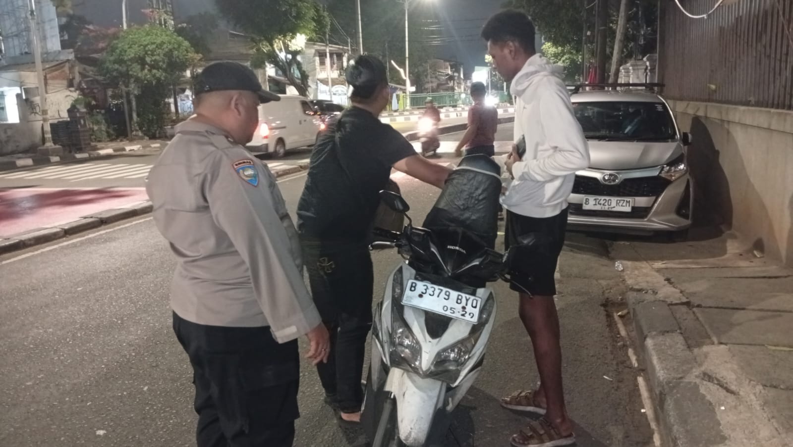 Dipimpin Polwan, Polsek Metro Tanah Abang Gelar Operasi Stationer Jaga Kamtibmas di Jalan KS Tubun
