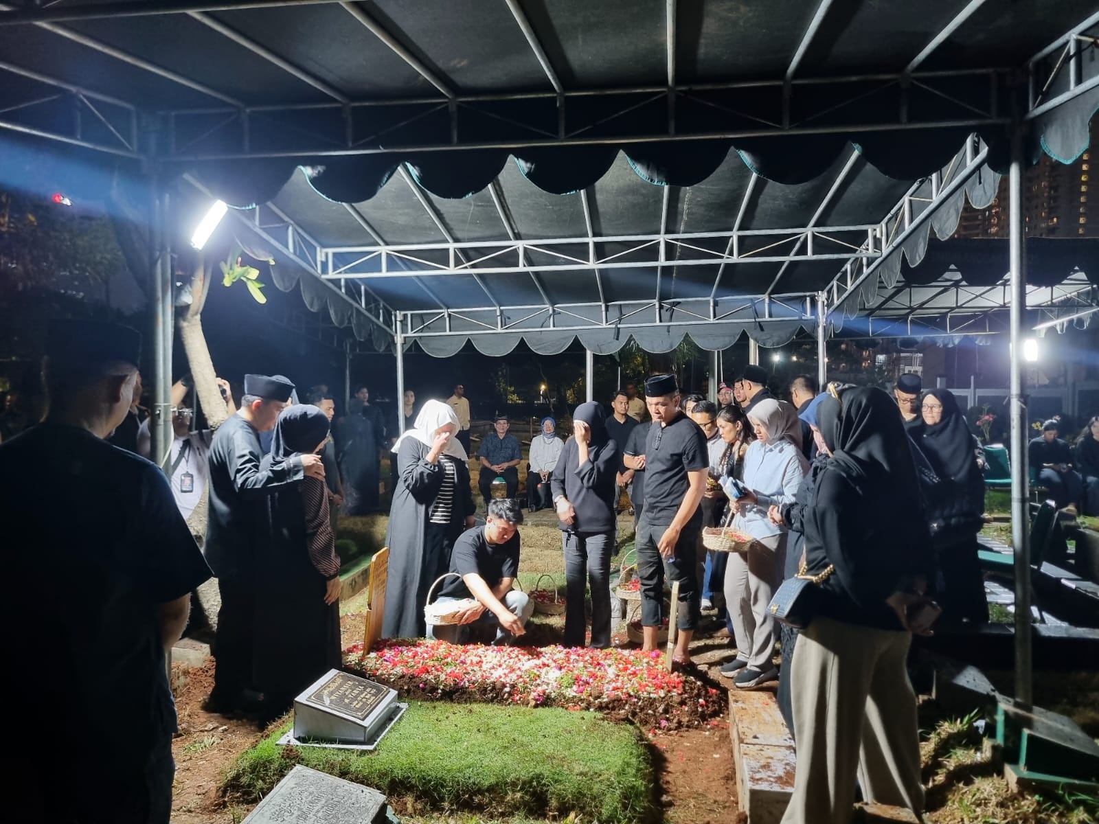 Bhabinkamtibmas Karet Tengsin Monitor Prosesi Pemakaman Ibunda Brigjen Pol Ady Wibowo