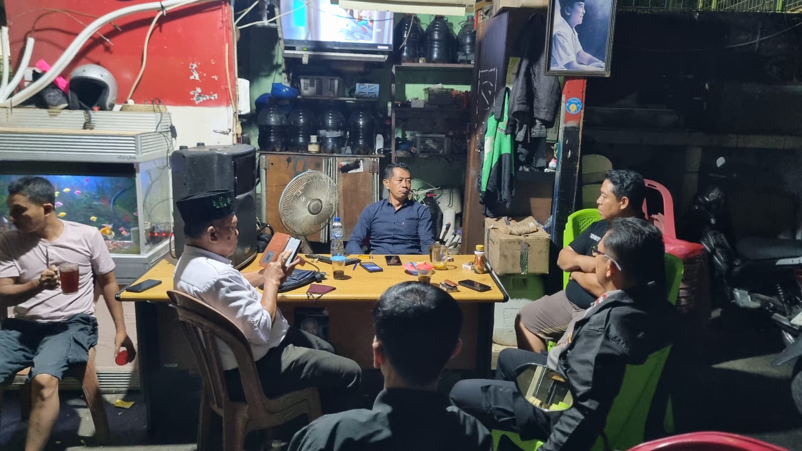 Sambangi Warga Dini Hari, Bhabinkamtibmas Karet Tengsin Perkuat Koordinasi Kamtibmas