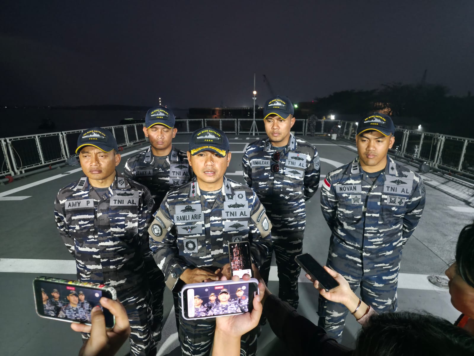 KRI Bung Hatta-370 Kerahkan Alutsista Penuh Evakuasi Korban KM. Virgo Transport 8