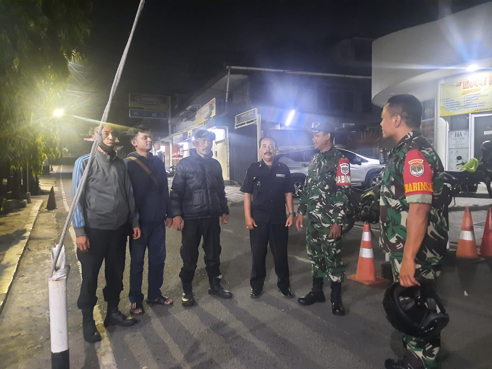 Koramil 05/Kramat Jati-Makasar Bersama Komduk Intensifkan Patroli Siskamling, Antisipasi Kenakalan Remaja