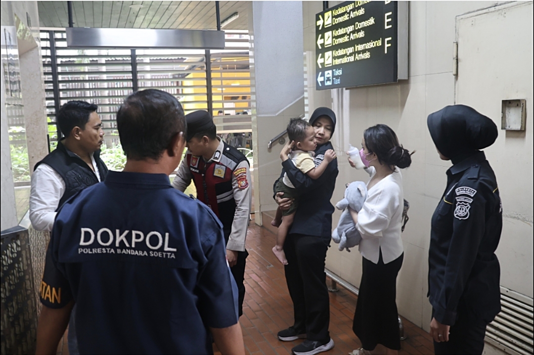 Polisi Dampingi Ibu dan Balita Terkendala Perjalanan di Bandara Soekarno-Hatta