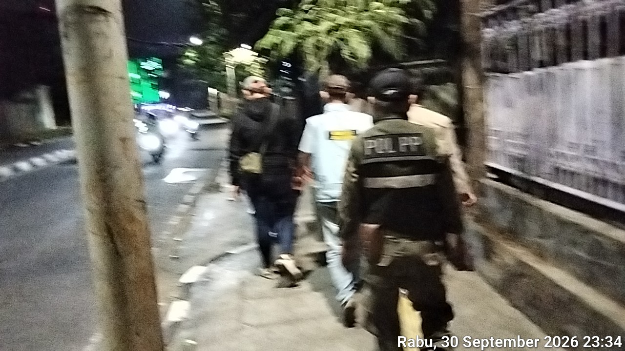 Tak Hanya Berkeliling, Polisi Turun Langsung Berjalan Kaki Pantau Malam di Pegangsaan