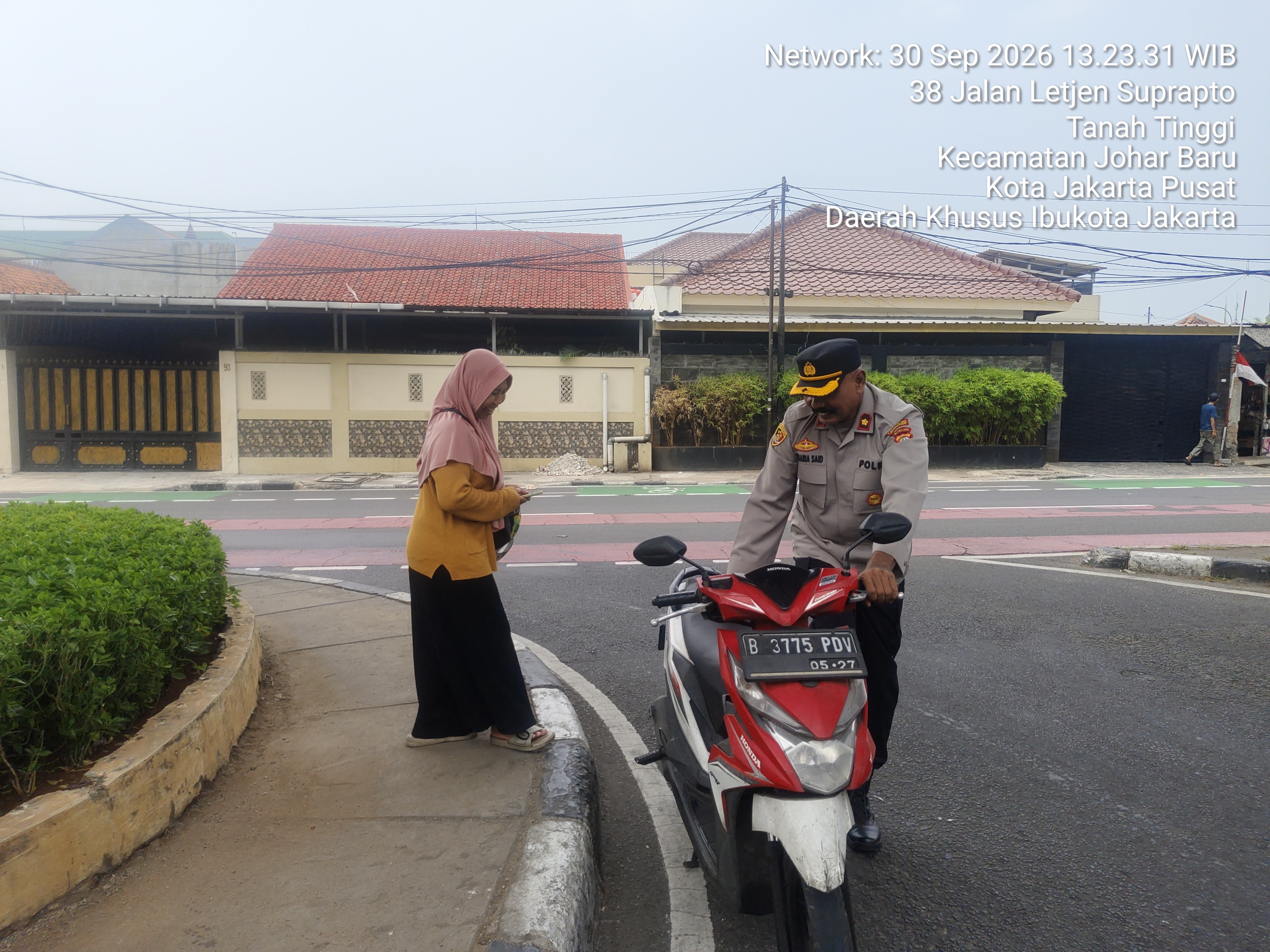 Langkah Sederhana, Kepedulian Nyata Kapolsek Johar Baru Bantu Warga Motornya Mogok di Jalan