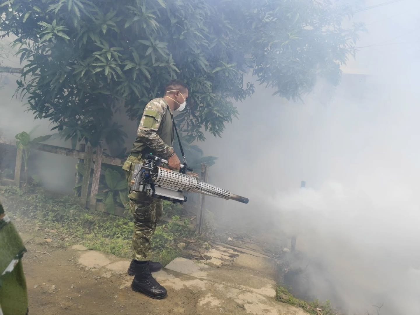 Cegah nyamuk Aides berkembang biak, TNI fogging lingkungan