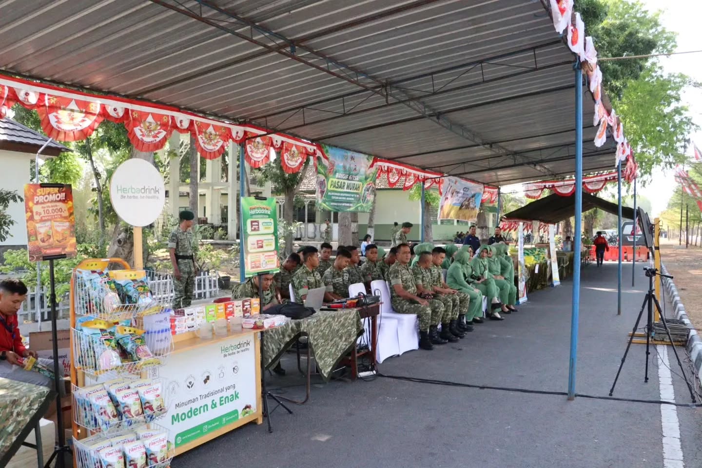 BRIGIF 6 KOSTRAD GELAR PASAR MURAH, MAKAN GRATIS DAN PEMBAGIAN BIBIT SAMBUT HUT KE-81 TNI