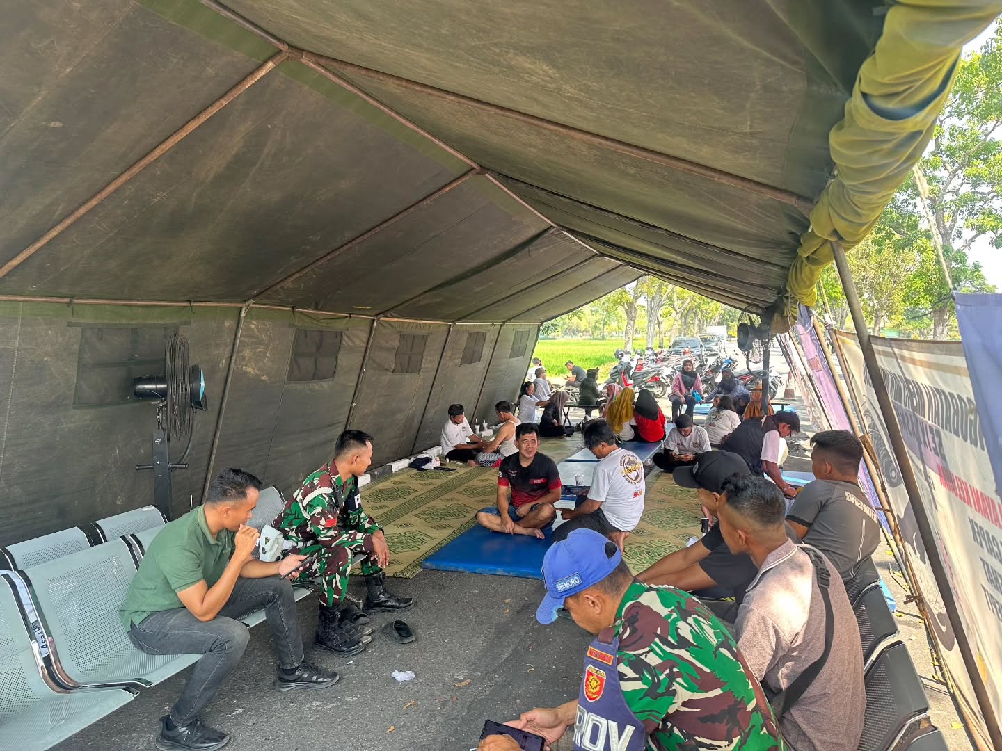Sambut HUT ke-81 TNI, Yonif 413 Kostrad Hadirkan Layanan Pengobatan Gratis bagi Masyarakat