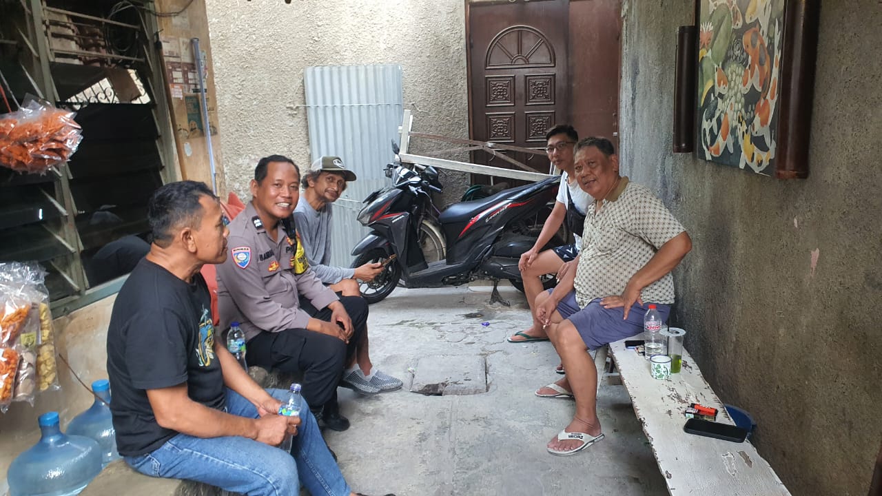 Edukasi Cegah Curanmor Bhabinkamtibmas Perkuat Sosialisasi Gembok Kamtibmas di Pasar Baru