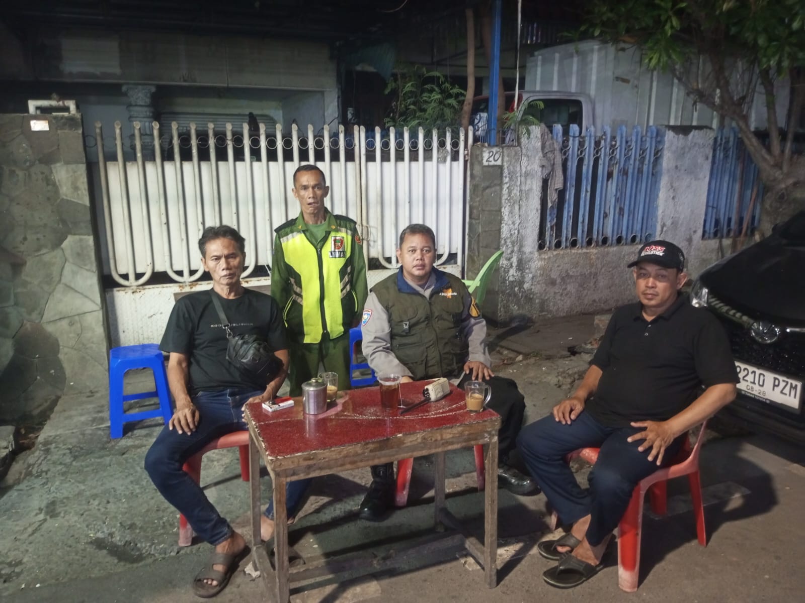 Patroli Malam Hari Bhabinkamtibmas Karang Anyar Sambangi Pos Satkamling, Perkuat Pencegahan Gangguan Kamtibmas