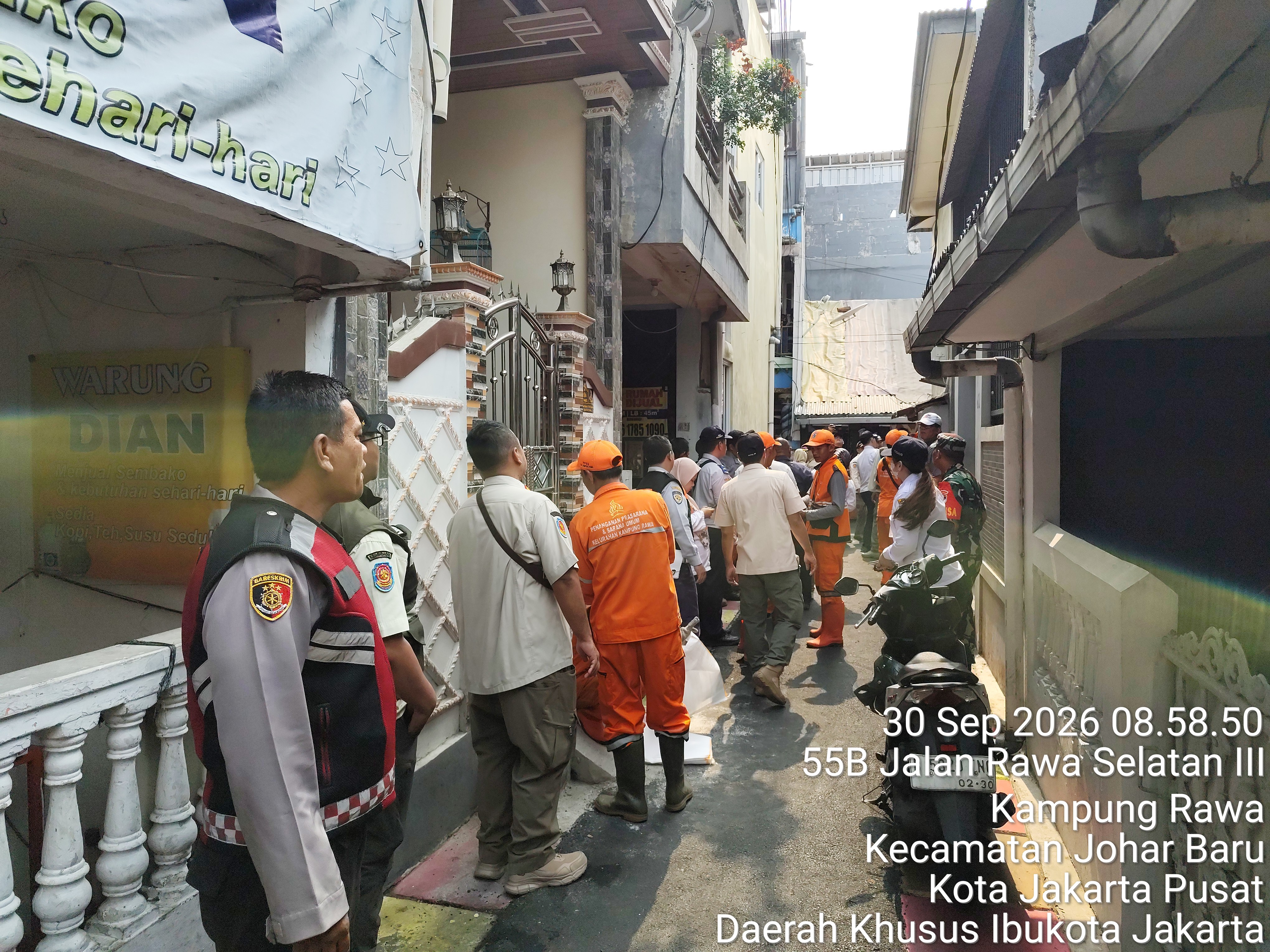 Rabu Tertib di Kampung Rawa, Aparat Tertibkan Bangunan Liar di Atas Saluran PHB