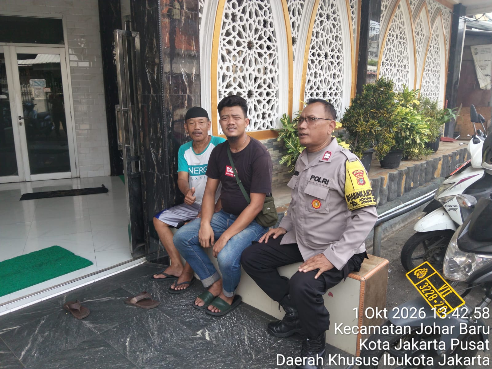 Bangun Kepedulian Bersama, Bhabinkamtibmas Johar Baru Serap Informasi Kamtibmas Warga RW 08
