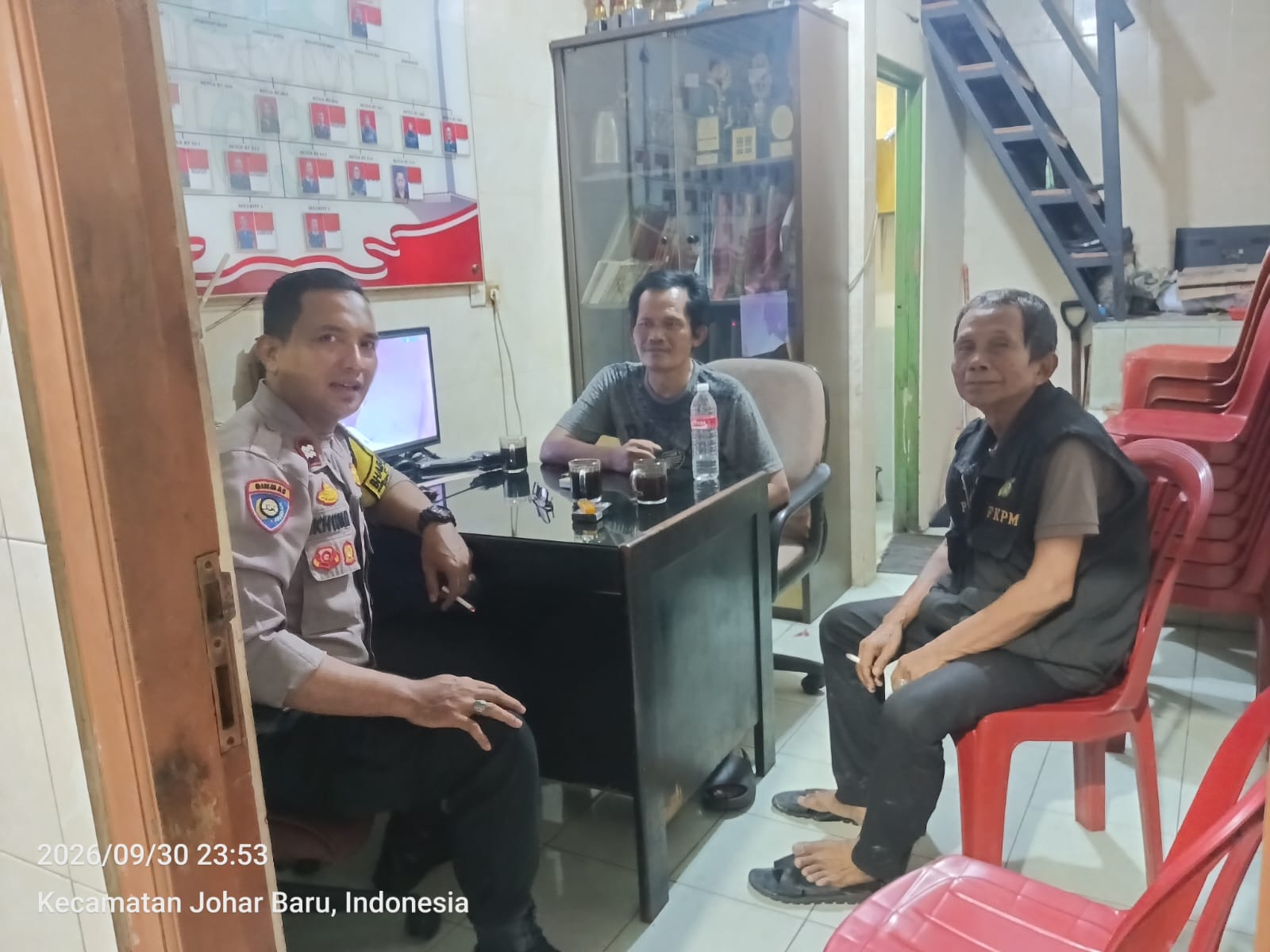 Tengah Malam, Bhabinkamtibmas Sambangi Poskamling Kampung Rawa Cegah Gangguan Keamanan