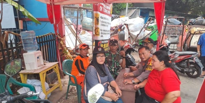 Patroli Dialogis, Bhabinkamtibmas Cempaka Putih Barat Serap Informasi Kerawanan Lingkungan