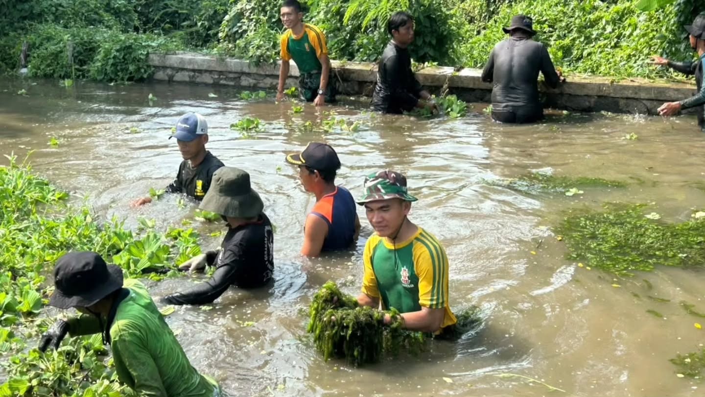 Sambut HUT ke-81 TNI, Yonif 305/Tengkorak Tebar Kepedulian dan Jaga Kelestarian Lingkungan