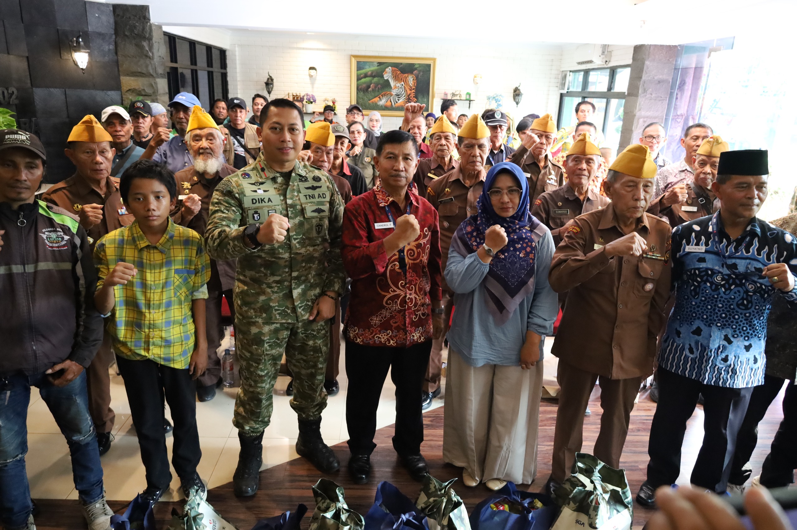 Sambut HUT TNI ke-81, Kodim 0502/Jakarta Utara Bagikan Tali Asih kepada Veteran, Ojol, Wartawan, dan Anak Yatim