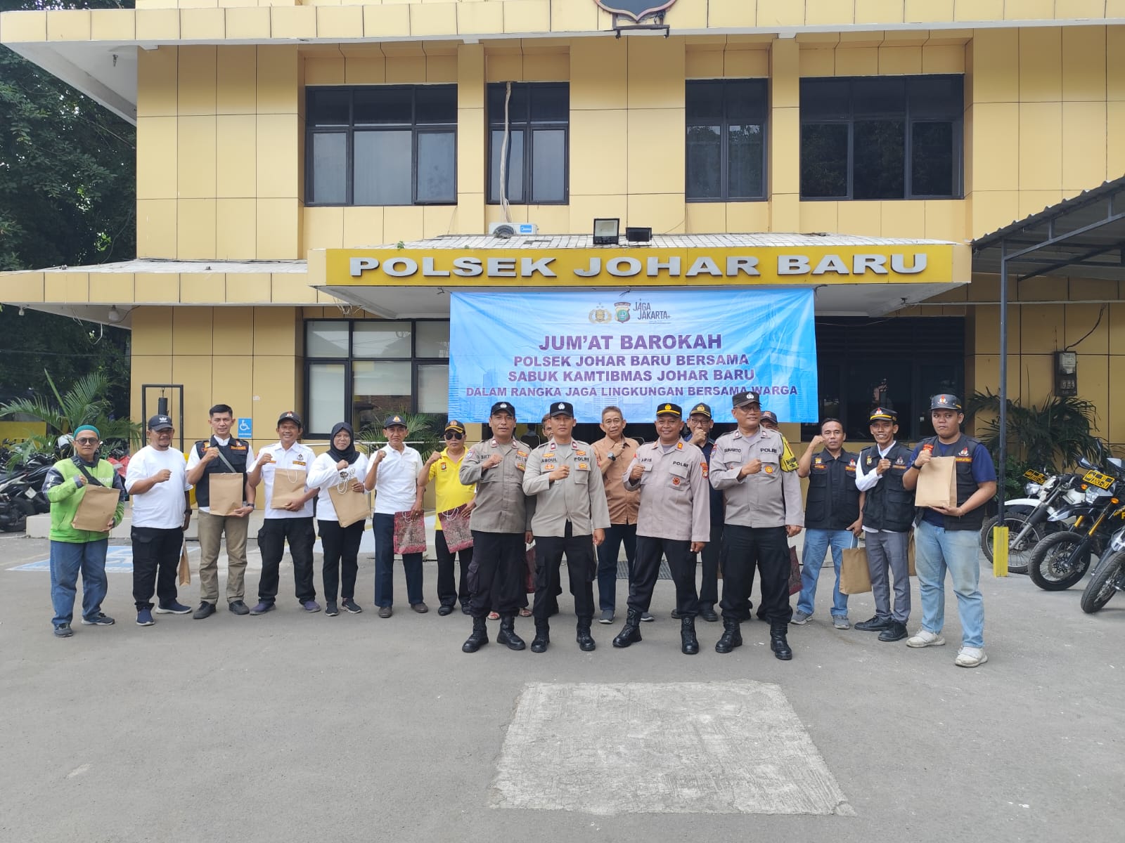 Jumat Barokah, Polsek Johar Baru Rawat Sabuk Kamtibmas dan Bagikan Sembako