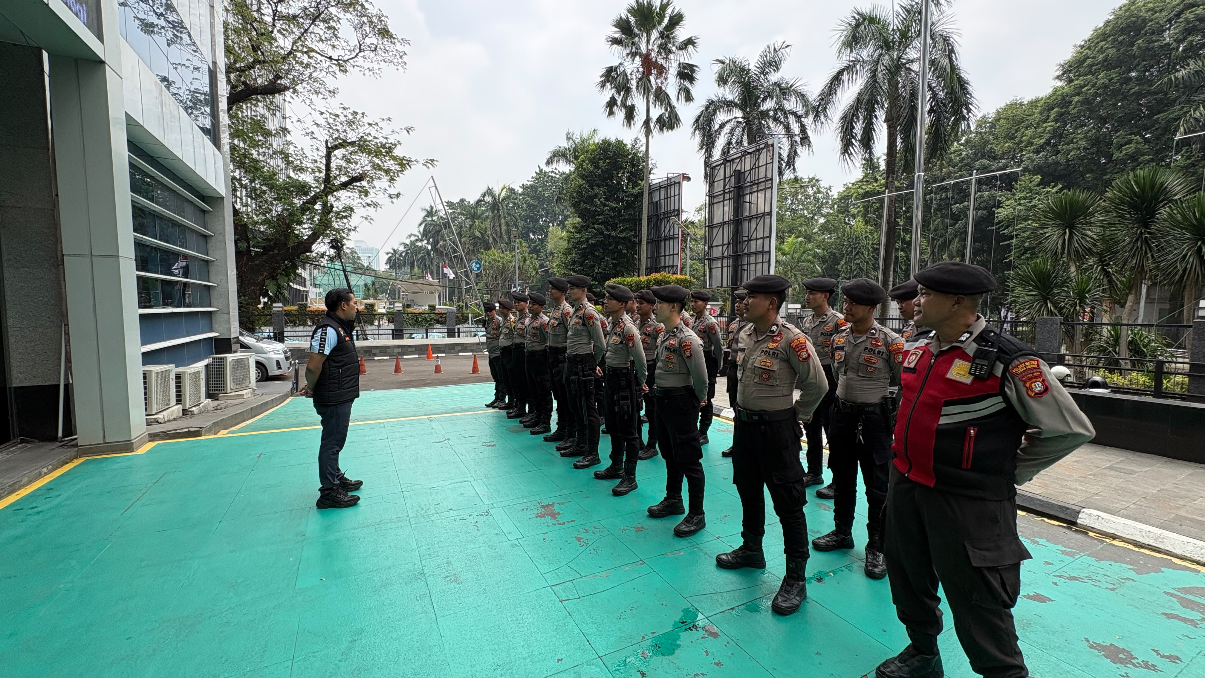 Polri Laksanakan Pengamanan dan Pelayanan Aksi Unjuk Rasa Gerakan Mahasiswa Se-Jakarta di Kementerian Diktisaintek RI