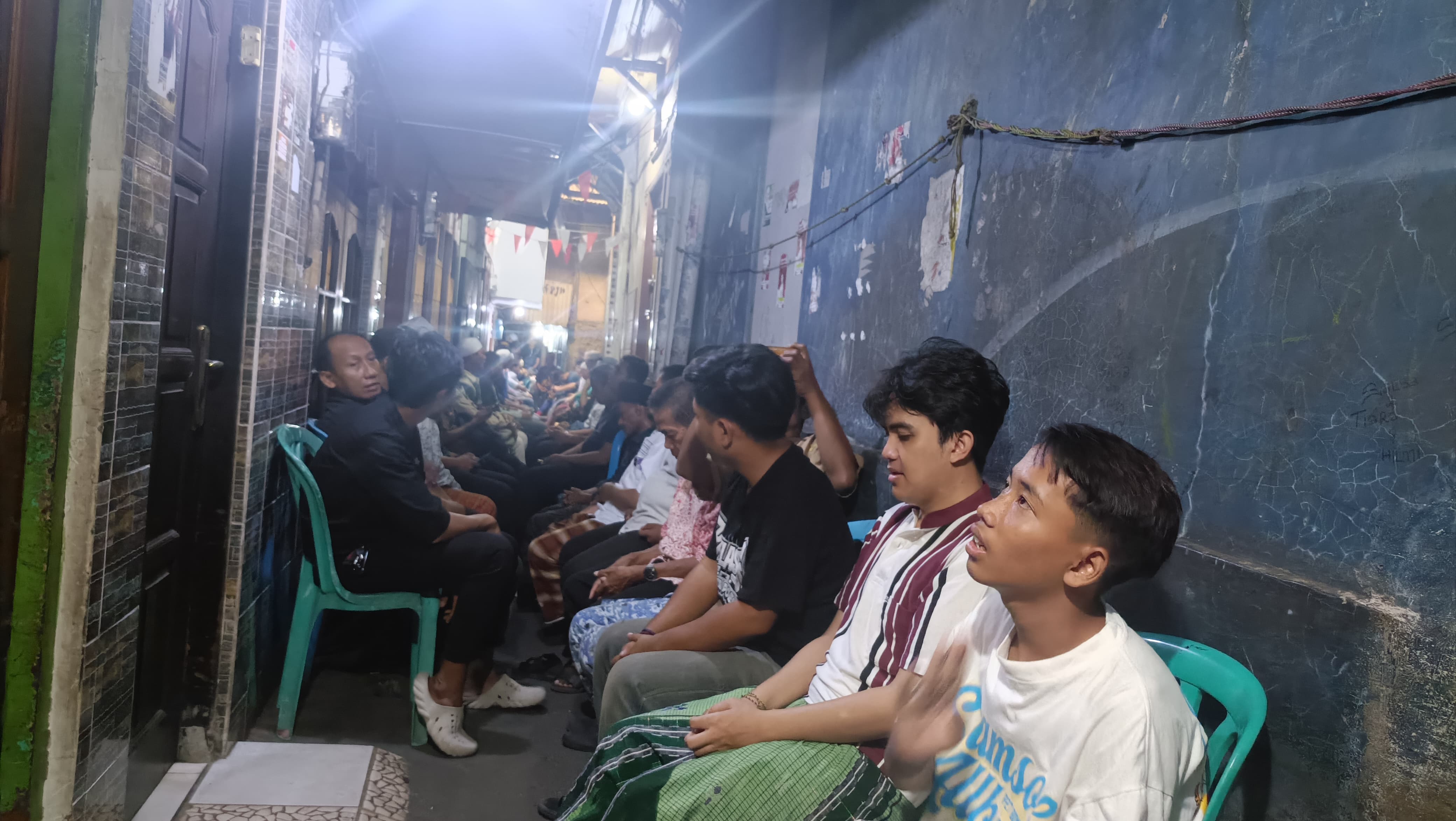 Potret Bhabinkamtibmas Di Lingkungan” Hadiri Tahlilan, Perkuat Kedekatan dengan Warga