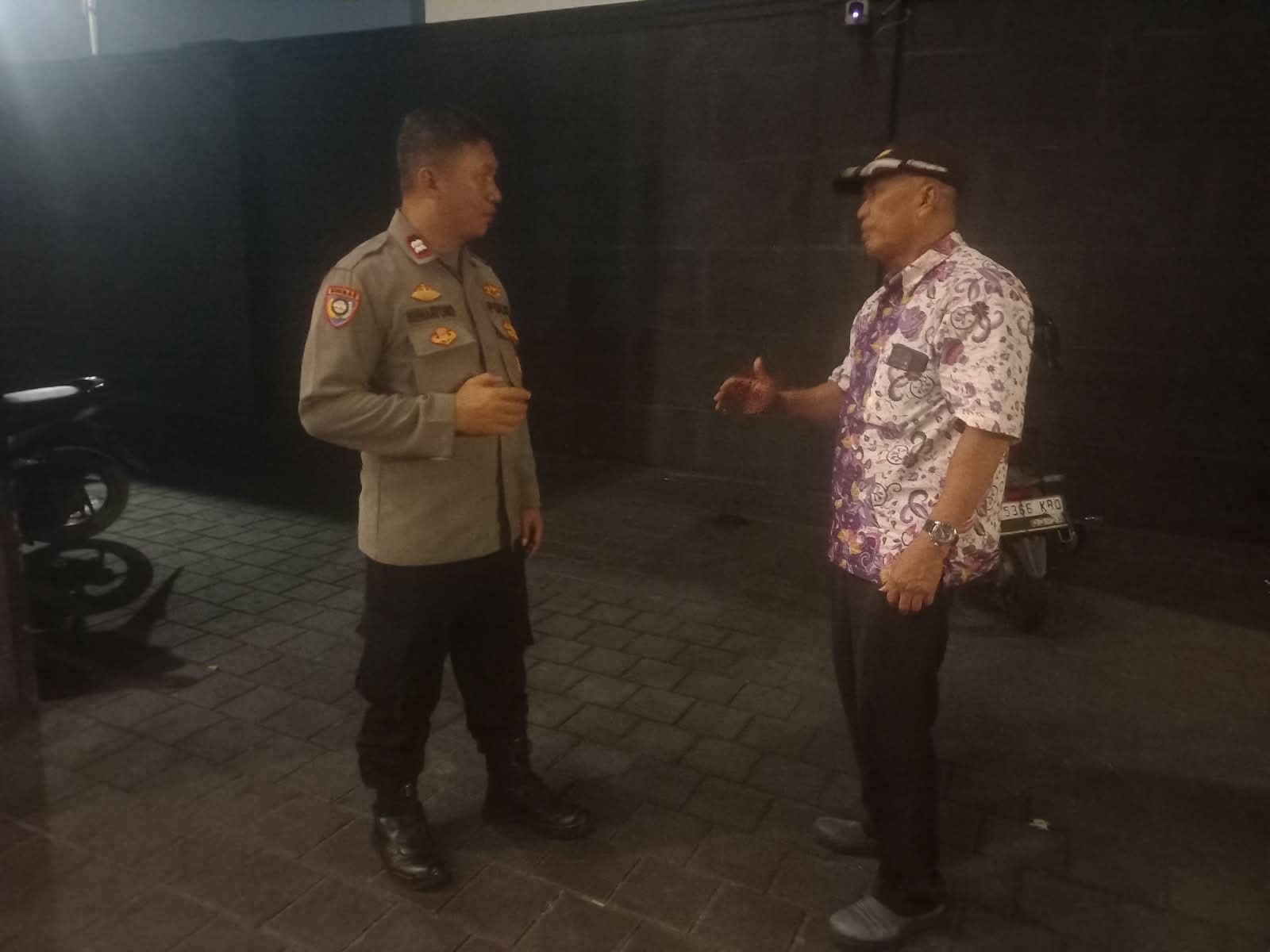 Sambangi Poskamling RW 08, Bhabinkamtibmas Kebon Kacang Ajak Warga Bersama Jaga Keamanan Lingkungan