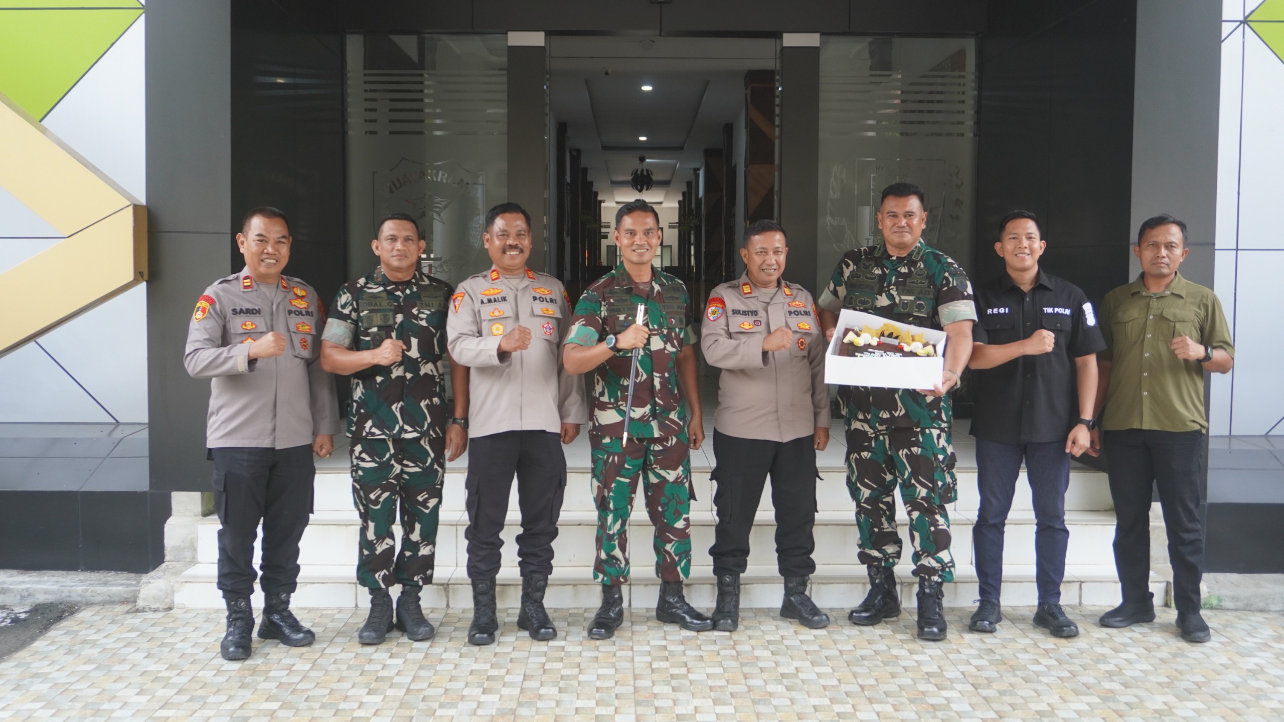 Momen Hangat Polres Metro Tangerang Kota dan Polres Metro Tangerang Selatan Berikan Kejutan HUT TNI ke-81 di Kodim 0510/Tigaraksa