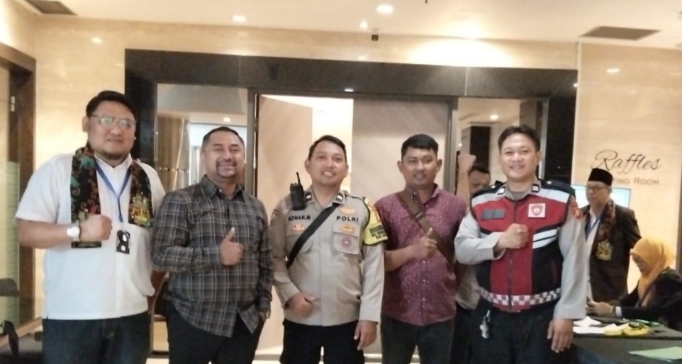 Polisi Patroli Jalan Kaki Dan Penjagaan Pantau Keamanan Hotel Orchard Sawah Besar
