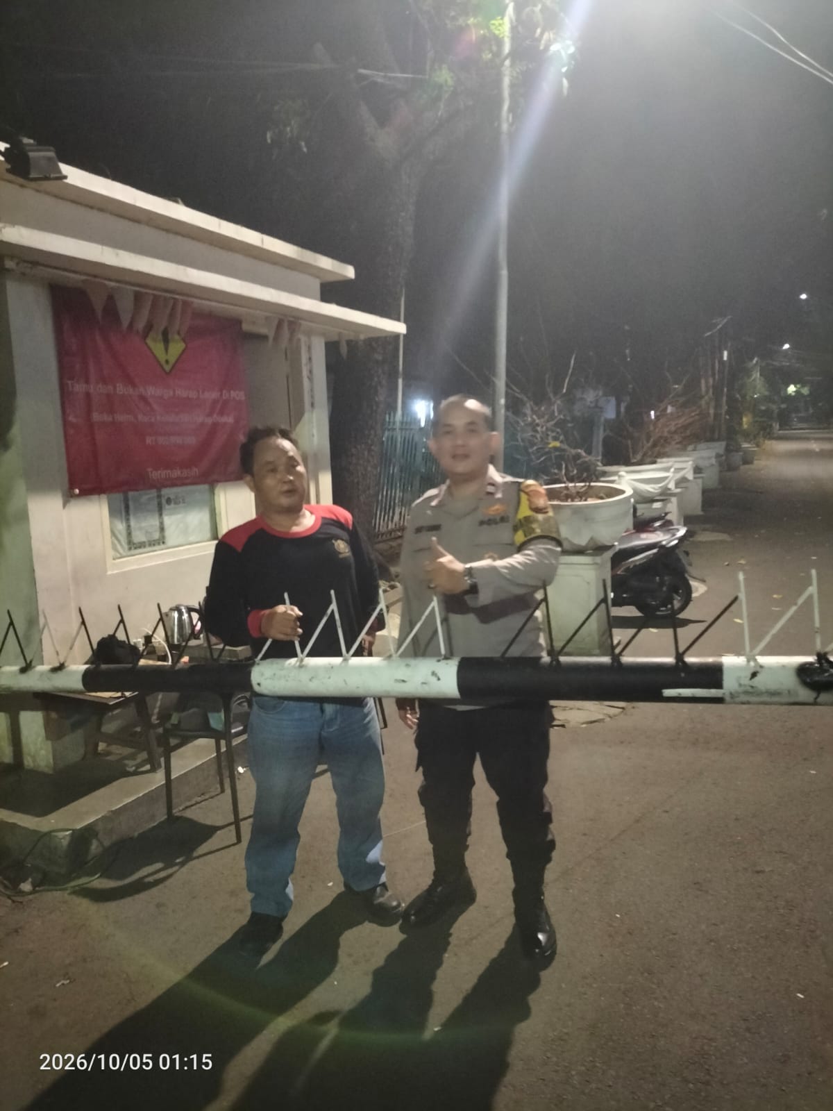 Jaga Lingkungan Hingga Subuh, Bhabinkamtibmas Sambangi Poskamling Menteng
