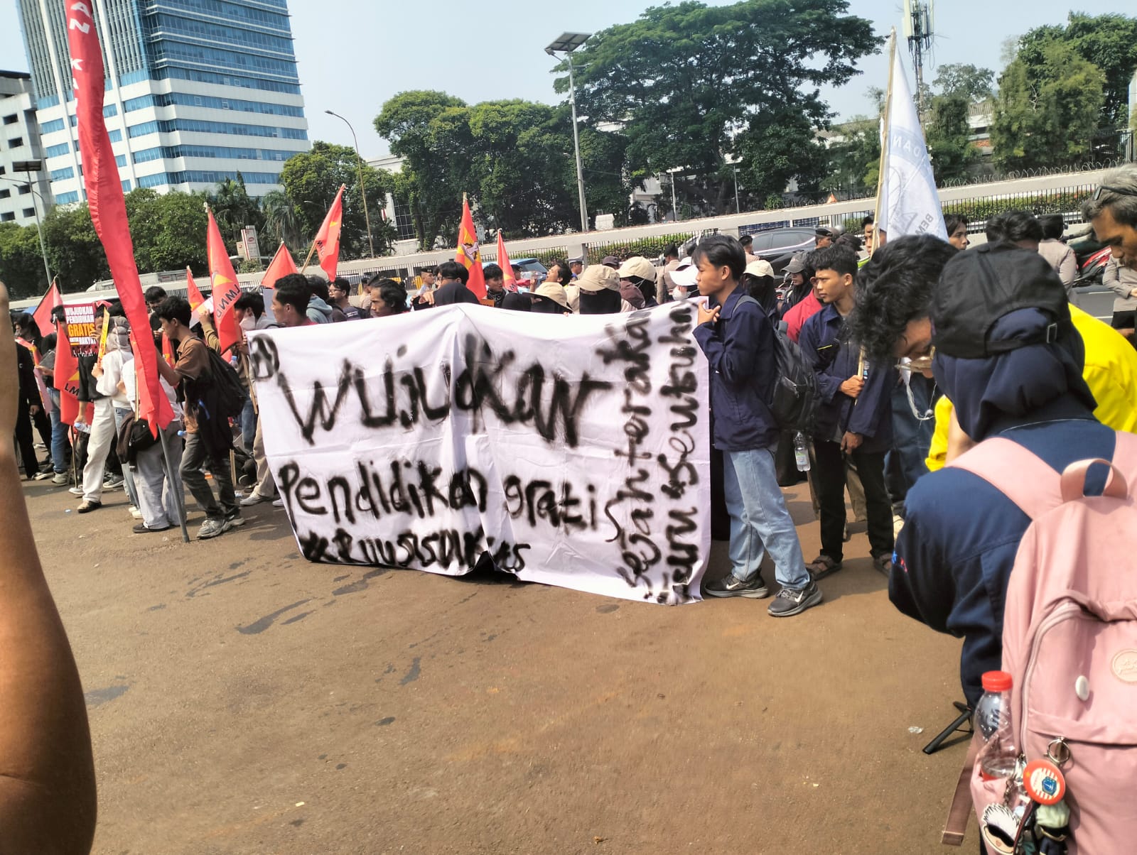 Polwan Polda Metro Jaya Layani Pejuang Aspirasi, Bentangkan Spanduk “Selamat Datang Pejuang Aspirasi” di Depan DPR