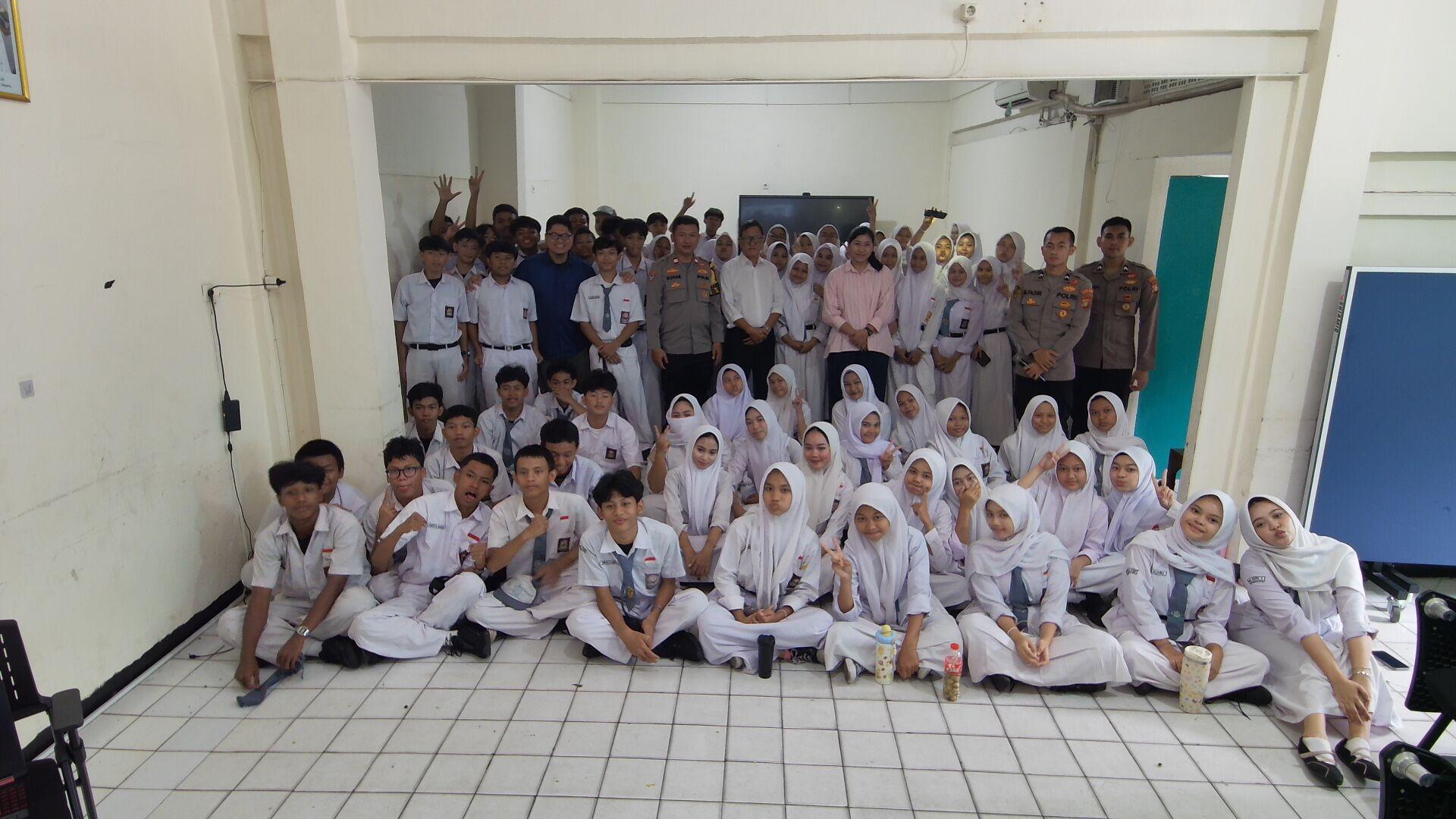 Polres Metro Jakarta Pusat Ajak Pelajar SMK Al Ihsan Kenali AI Secara Bijak dan Aman