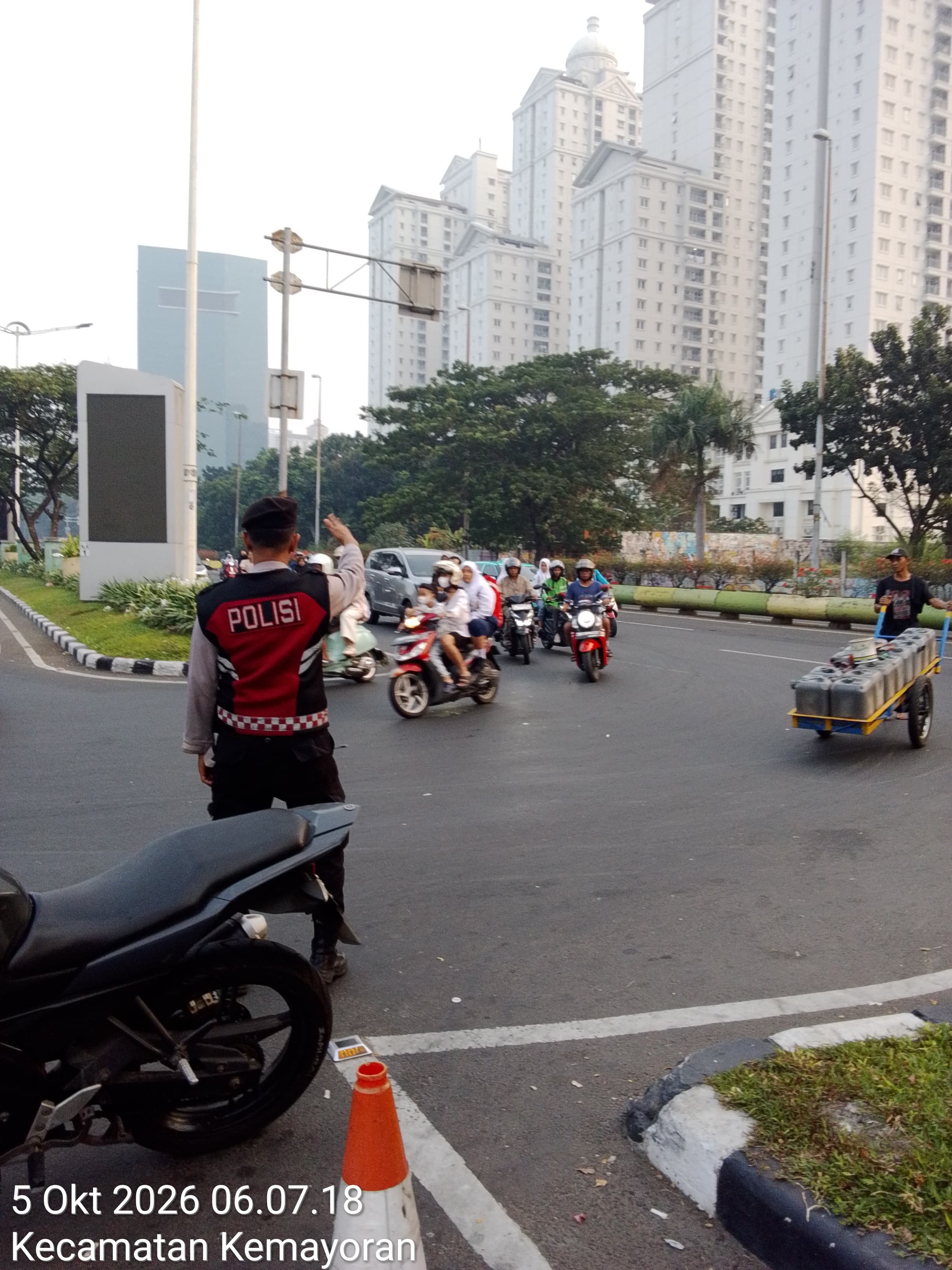 Pastikan Pagi Warga Berjalan Lancar, Polsek Kemayoran Laksanakan Gatur Lalin dan Antisipasi Kamtibmas