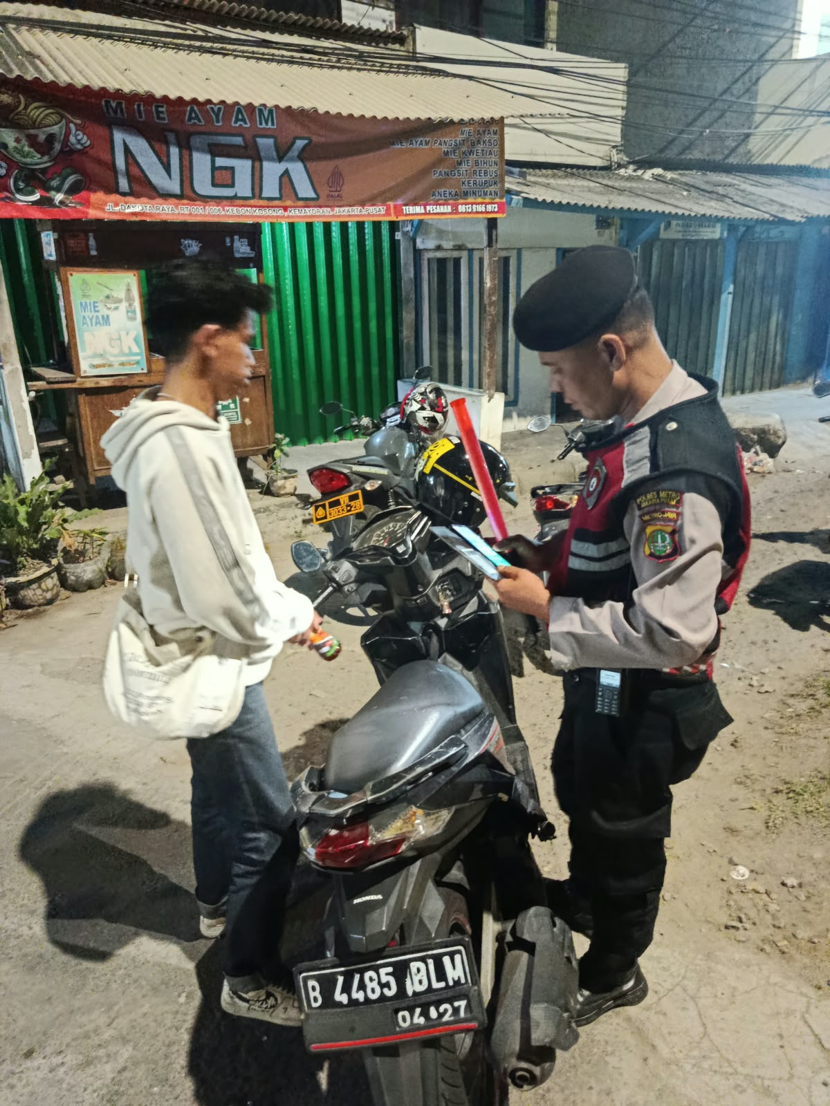 Polsek Kemayoran Bergerak di Jam Rawan, Razia Stasioner Pastikan Wilayah Tetap Kondusif