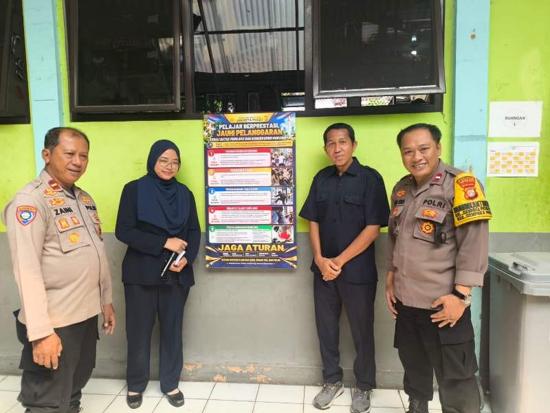 Polsek Cempaka Putih Pasang Imbauan Kamtibmas di SMK Cempaka, Edukasi Pelajar untuk Jaga Keamanan