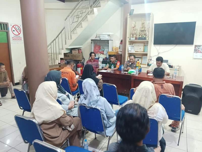 Bhabinkamtibmas Cempaka Putih Barat Hadiri Rapat RW, Bahas Kerawanan dan Kamtibmas Lingkungan