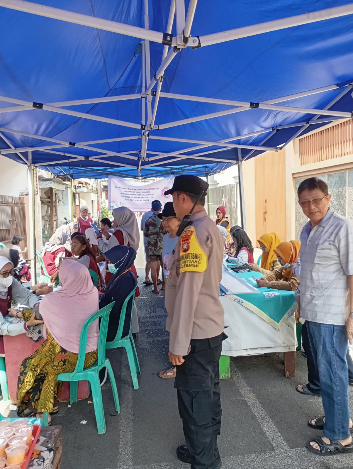 Bhabinkamtibmas Kwitang Pantau Posyandu, Warga Jalani Cek Gula hingga Kolesterol
