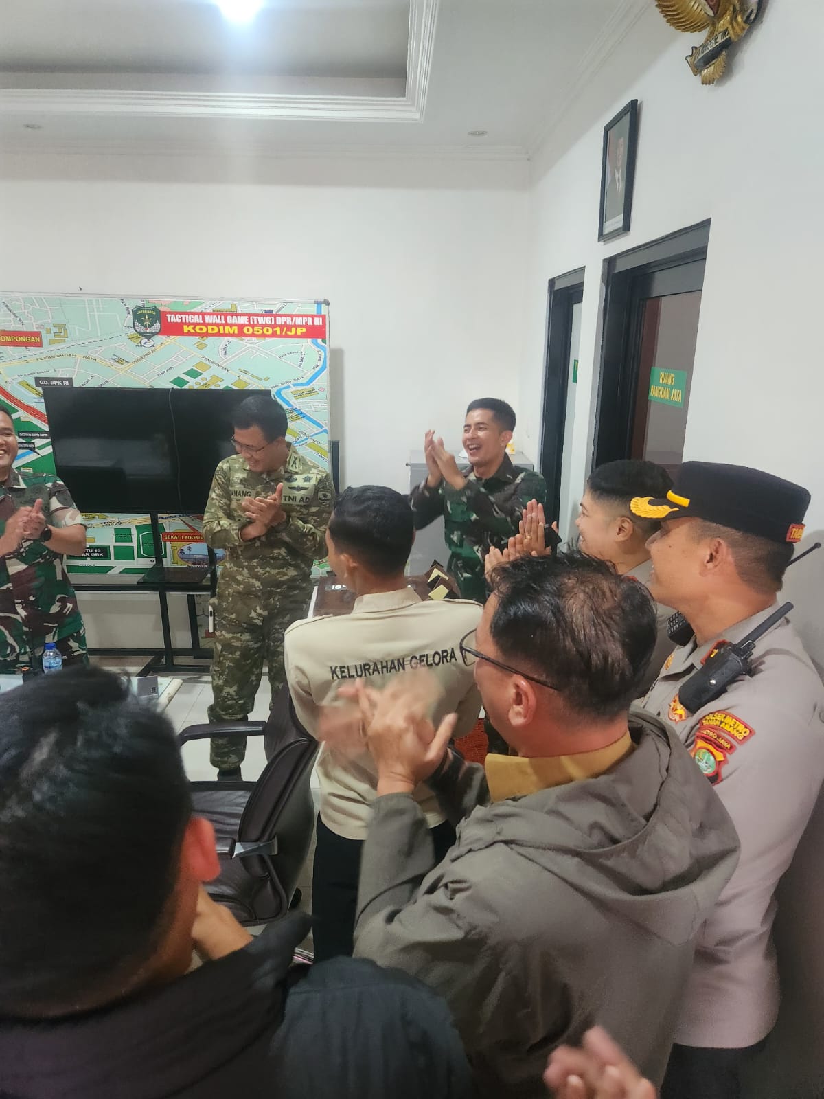 Perkuat Sinergitas Tiga Pilar, Kapolsek Metro Tanah Abang dan Camat Sampaikan Ucapan HUT ke-81 TNI