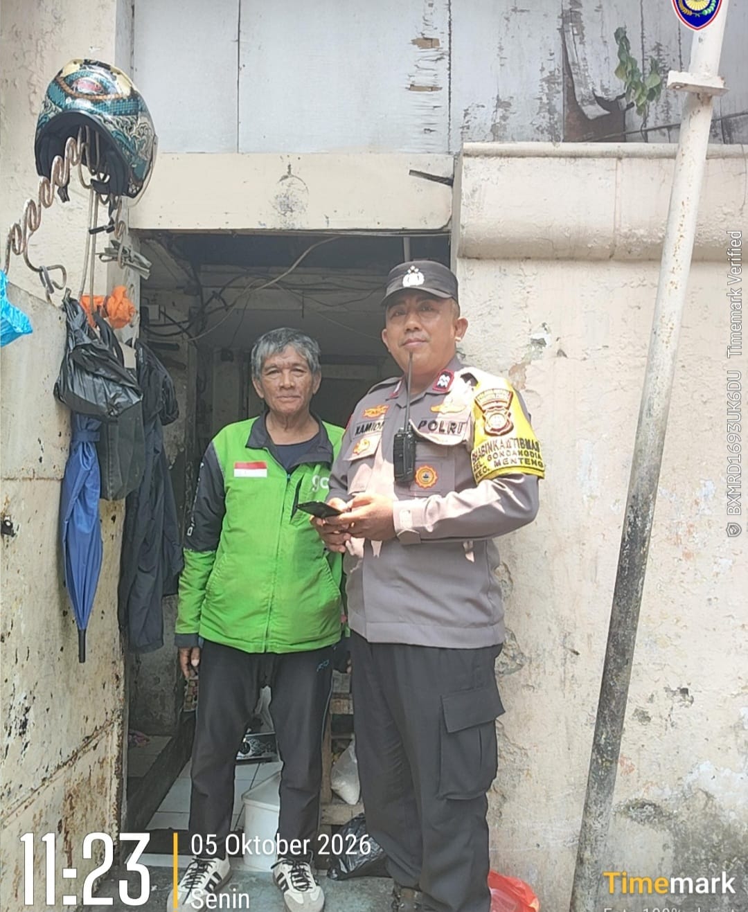 Bhabinkamtibmas Bantu Warga Gondangdia Akses Pendataan Bantuan Sosial