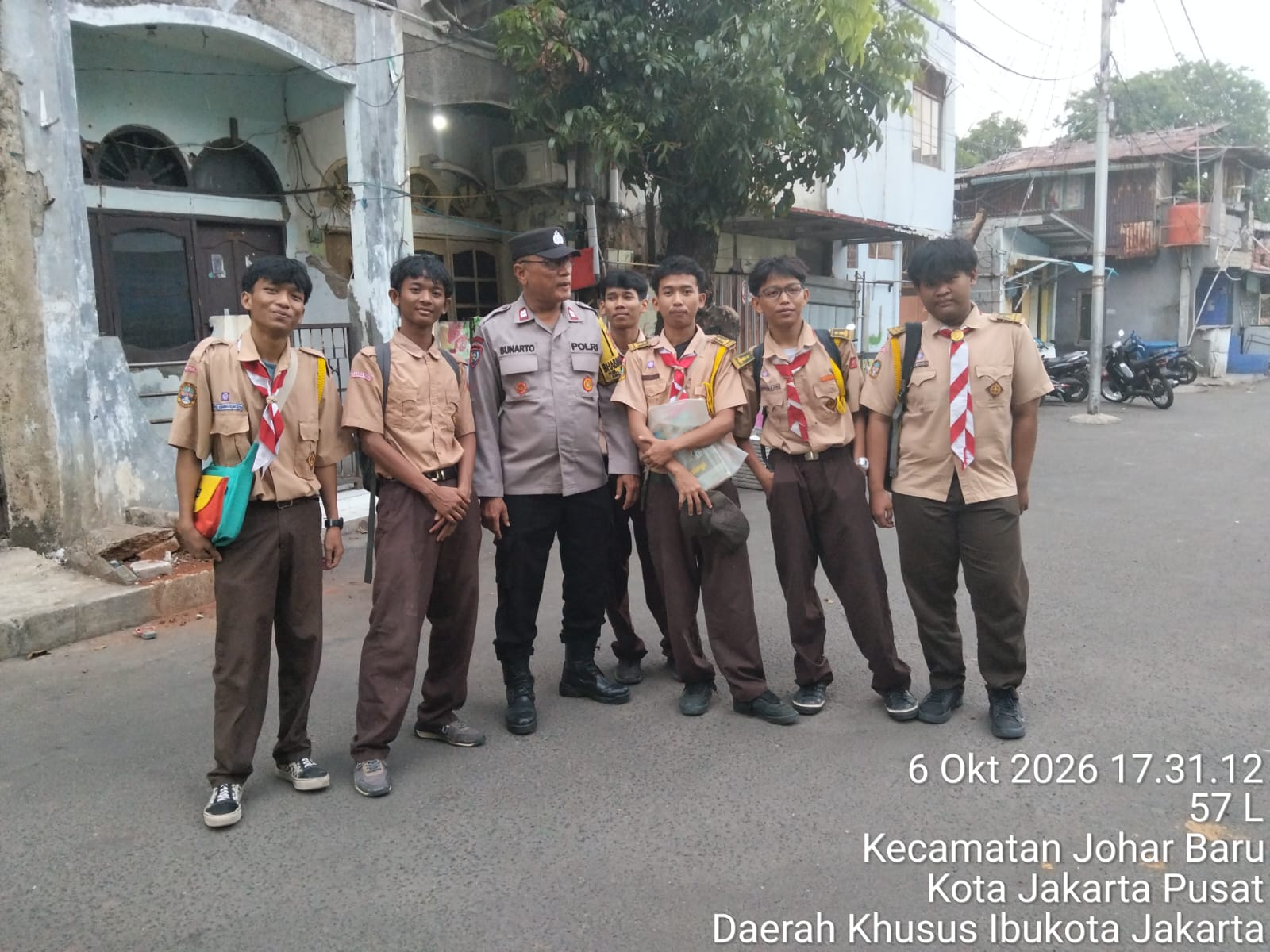 Peduli Keselamatan Pelajar, Bhabinkamtibmas Johar Baru Pantau Jam Bubaran Sekolah