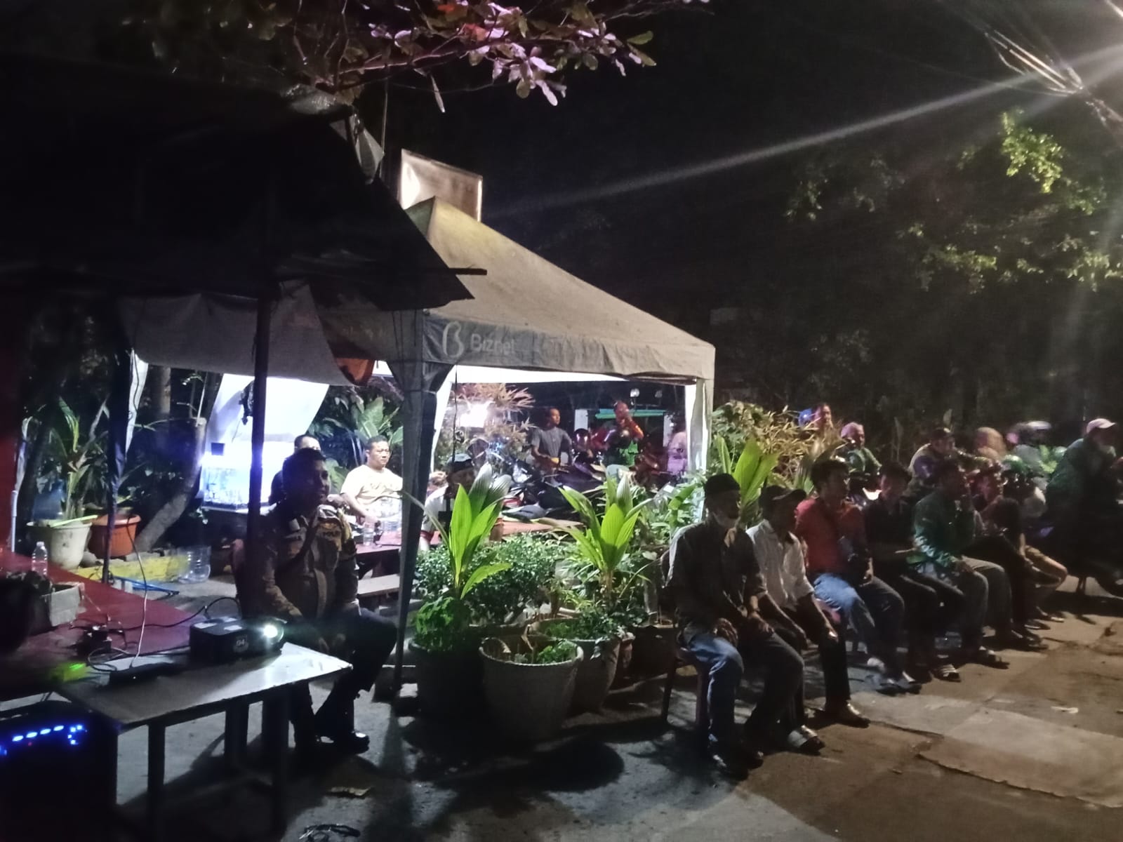 Nobar Final Piala ASEAN, Bhabinkamtibmas Gunung Sahari Utara” Atur Perparkiran Warga