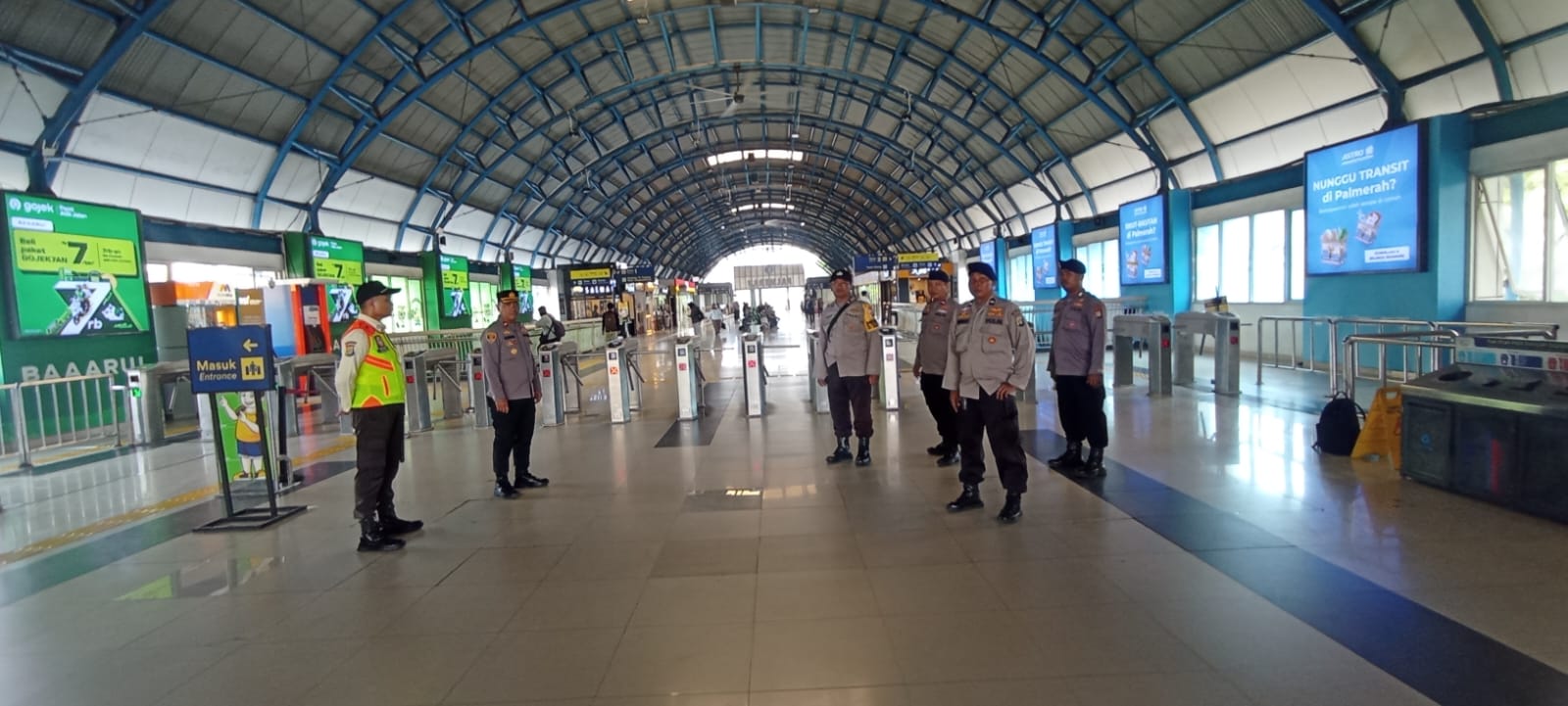 Kapolsek Kemayoran Tingkatkan Kesiapsiagaan di Stasiun Palmerah, Antisipasi Kedatangan Massa Aksi