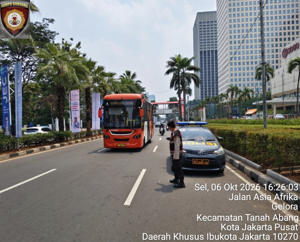 Polri Hadir di Tengah Aktivitas Masyarakat, Patroli dan Strong Point Jaga Kelancaran Lalu Lintas di Plaza Senayan