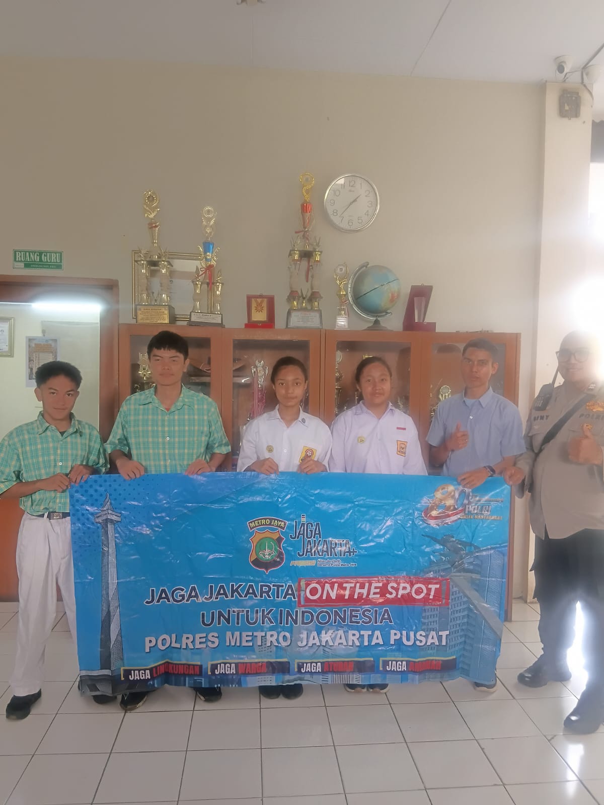 Bhabinkamtibmas Kampung Bali Sambangi Sekolah SMA Hati Suci, Ajak Pelajar Hindari Aksi Unjuk Rasa dan Langsung Pulang