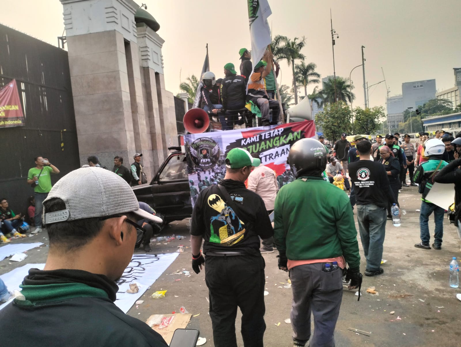 Polwan Polda Metro Jaya Sambut Massa Ojol dengan Pesan Humanis dan Pelayanan Ramah di Gedung DPR RI
