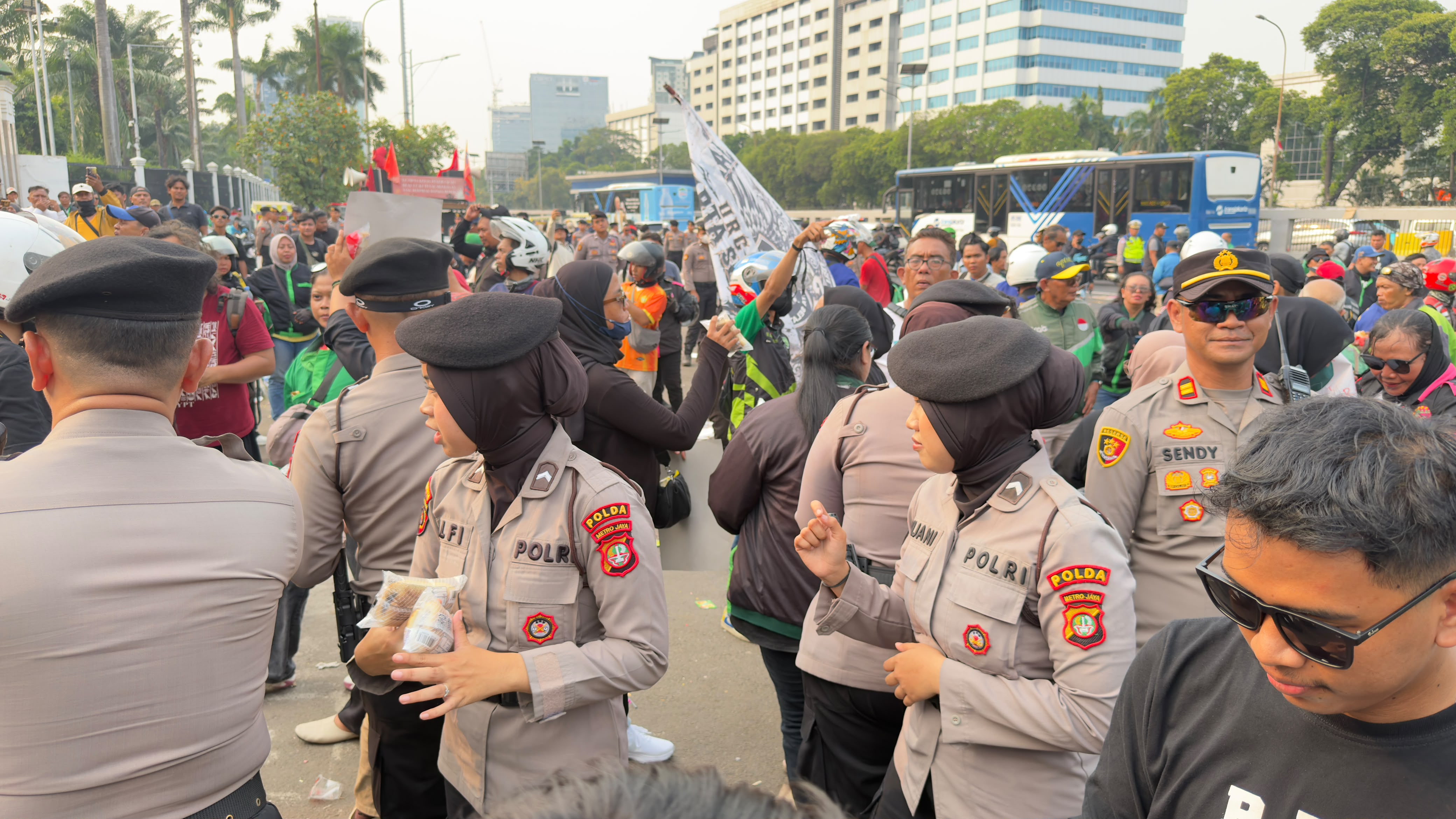 Wujud Kepedulian di Tengah Aksi di Gedung DPR RI, Polri Bagikan Snack dan Air Mineral kepada Massa Ojol