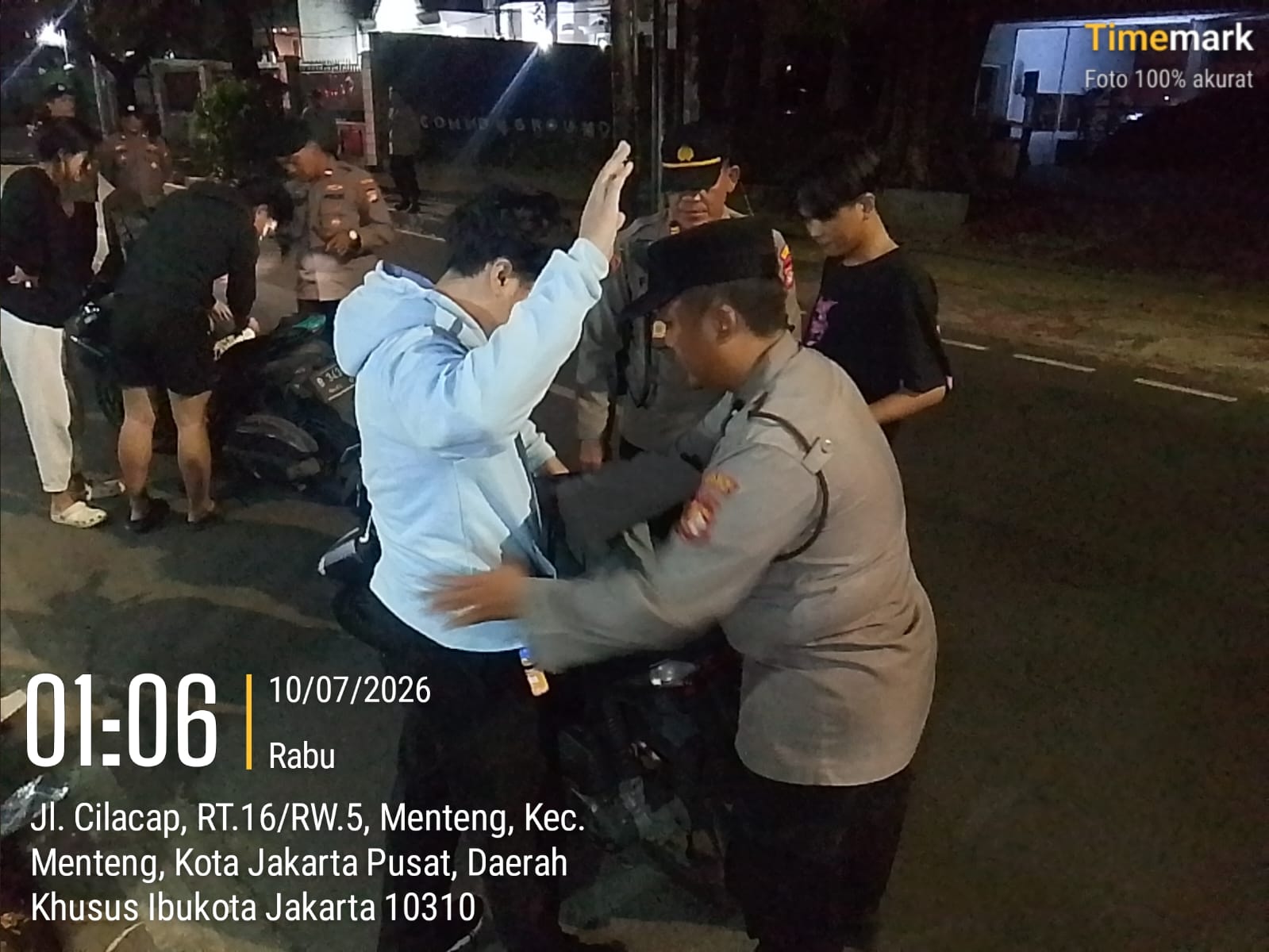 Dini Hari di Jalan Surabaya, Polisi Periksa Pengendara Secara Selektif