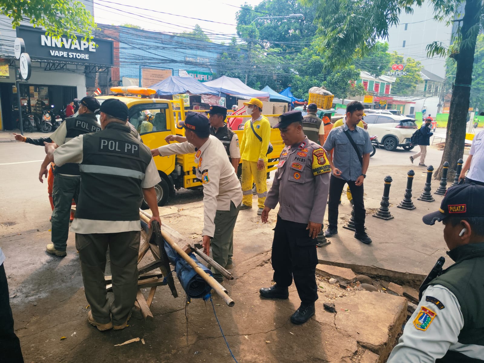 Tiga Pilar Bersama Satpol PP Lakukan Penertiban dan Penataan PKL di Jalan Bendungan Hilir Raya