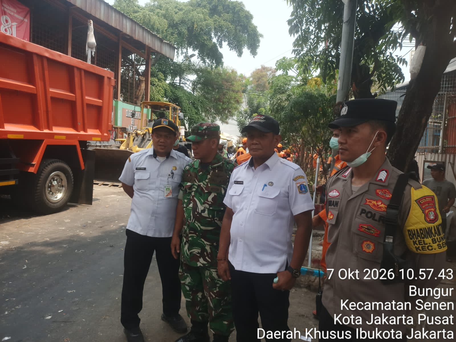 Polisi dan Warga Kerja Bakti Bersihkan TPS Vellback di Bungur, Ciptakan Lingkungan Bersih