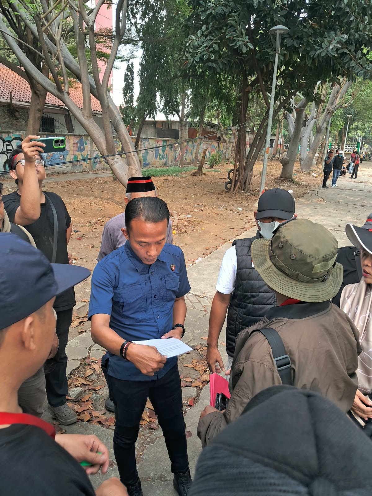 Polisi Bersama Masyarakat, Polsek Kemayoran Kawal Massa Pedagang Pasar Serdang Menuju Balai Kota