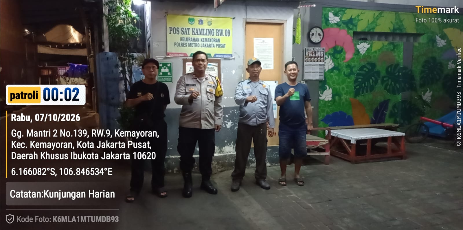 Jaga Keamanan Bersama Warga, Bhabinkamtibmas Kemayoran Sambangi Satkamling