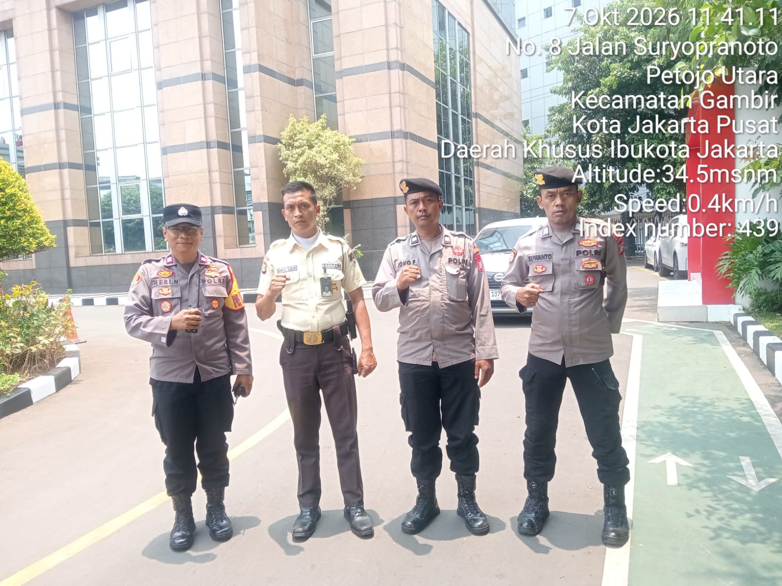 Antisipasi Unjuk Rasa, Personel Polsek Metro Gambir Gelar Patroli Strong Point di Bank DKI Jakarta