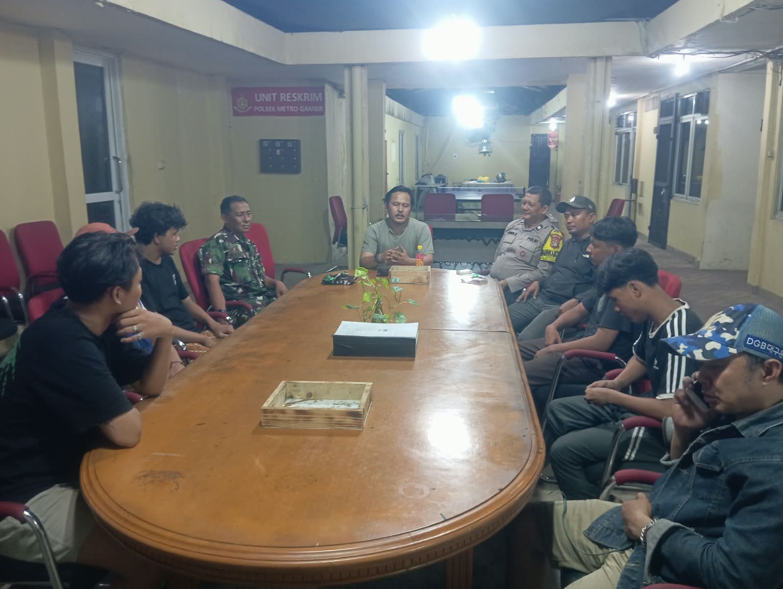 Polsek Metro Gambir Berhasil Damaikan Dua Warga yang Terlibat Kesalahpahaman di Batu Tulis